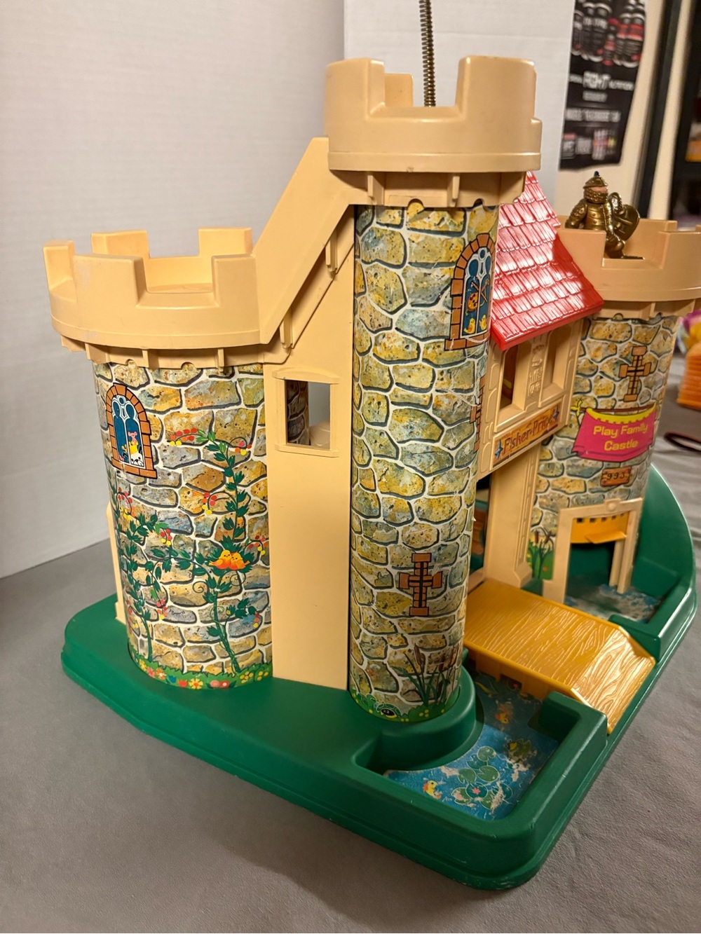 Fisher-Price Vintage Play Castle Playset with 3 Knight Action Figures - Picture 2 of 12